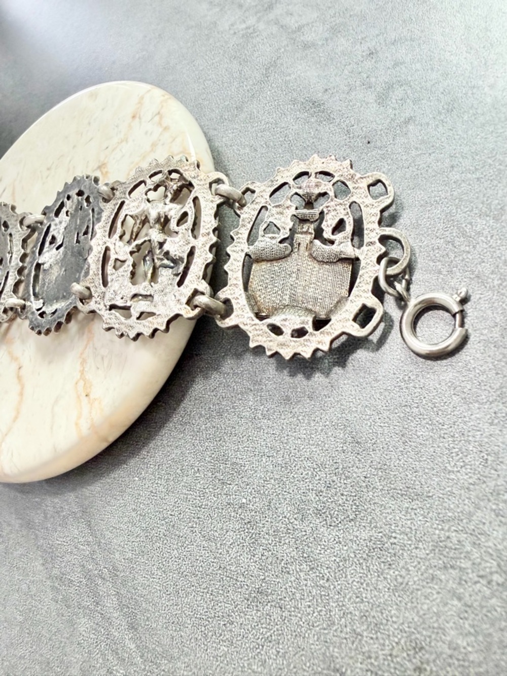 Vintage Mid Century Sliver Tone Bracelet Belgium Brussels Souvenir Landmark - Picture 6 of 7